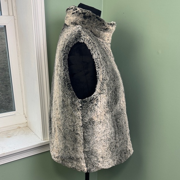 Recollections reversible white puffer/fur vest XL - Picture 12 of 12